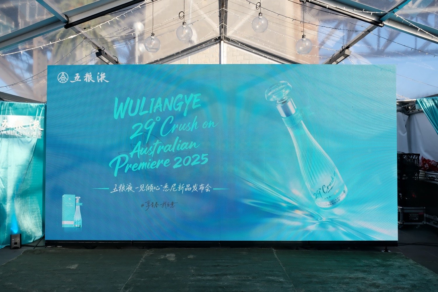 High-resolution LED walls for dynamic visual displays