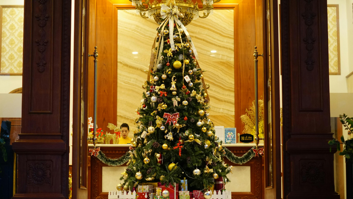 Creative lobby décor transforming event entrance experiences